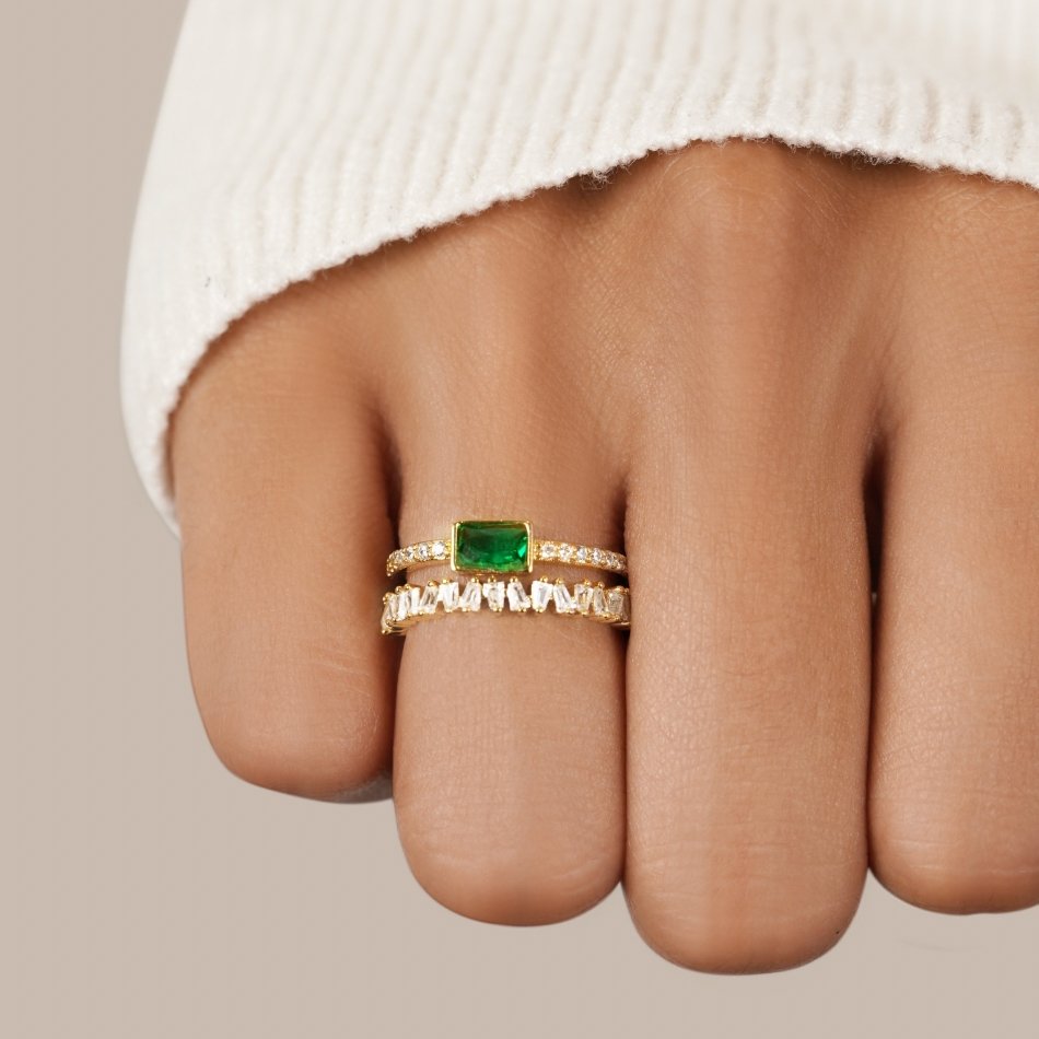 Sabine – Gold ring with emerald green details.