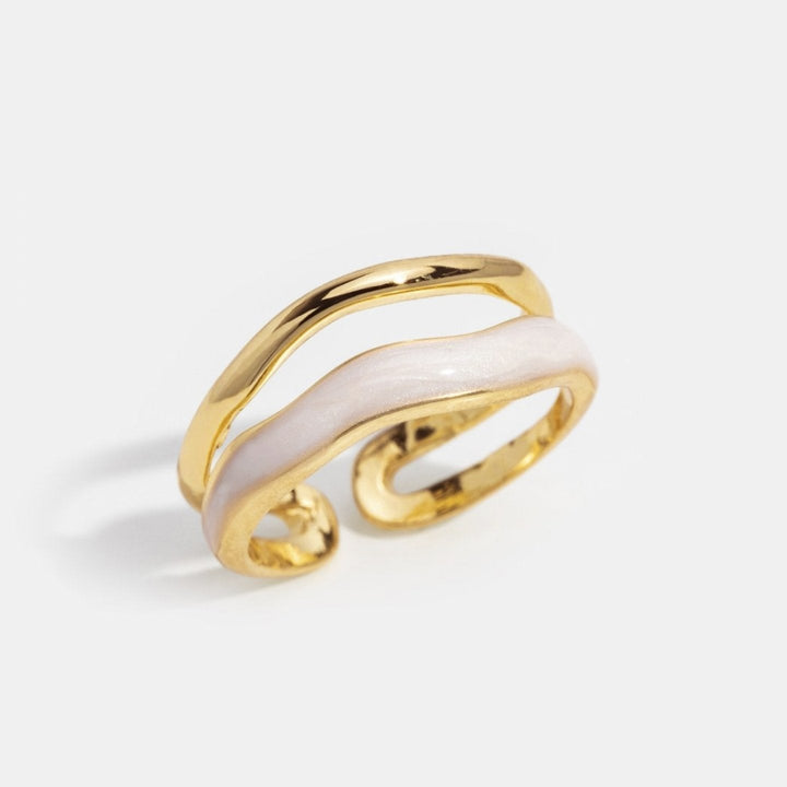 Beatrix – Gold Band Ring with a Simple Silhouette.