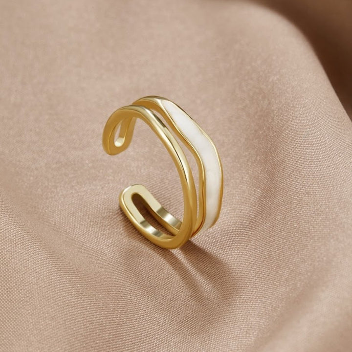 Beatrix – Gold Band Ring with a Simple Silhouette.