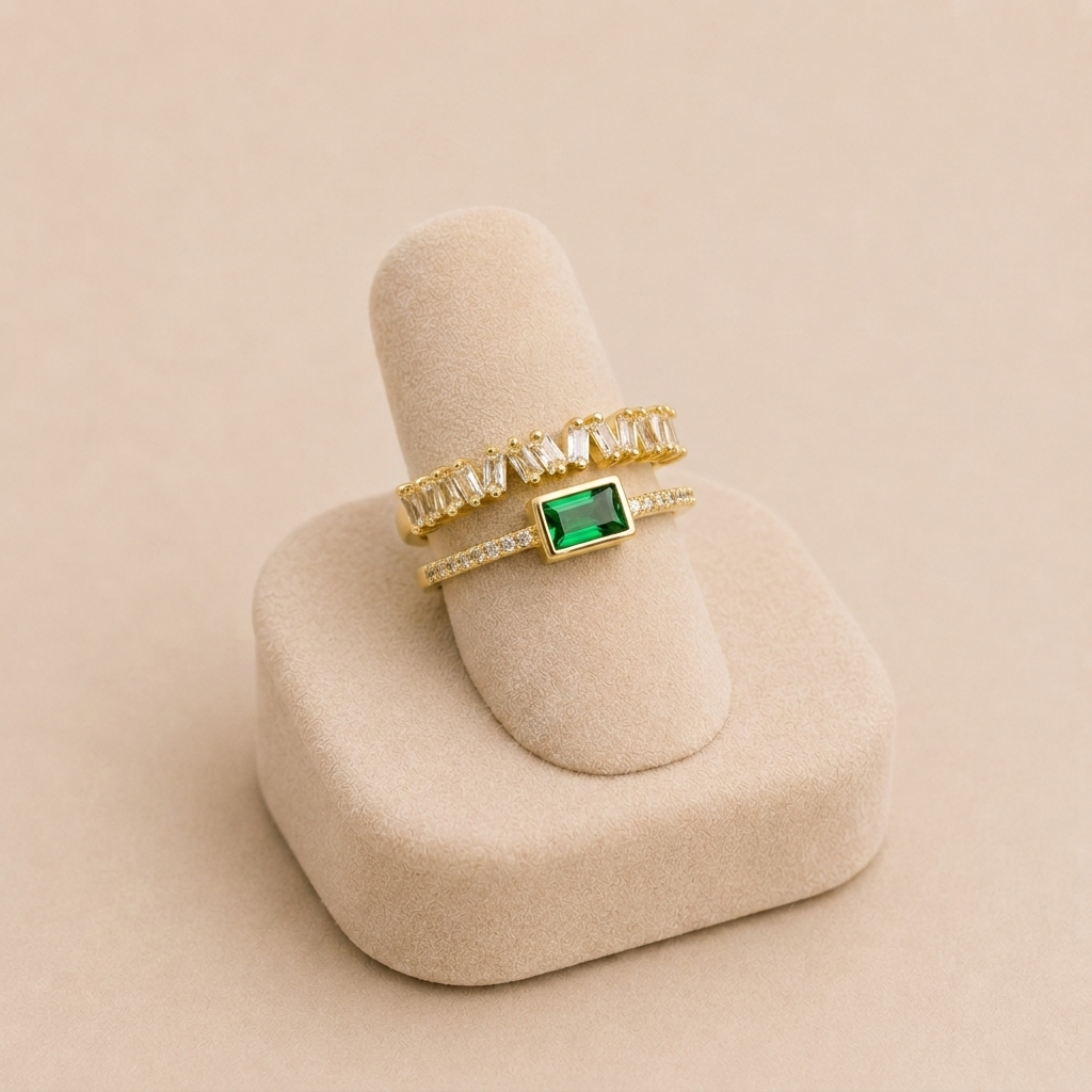 Sabine – Gold ring with emerald green details.