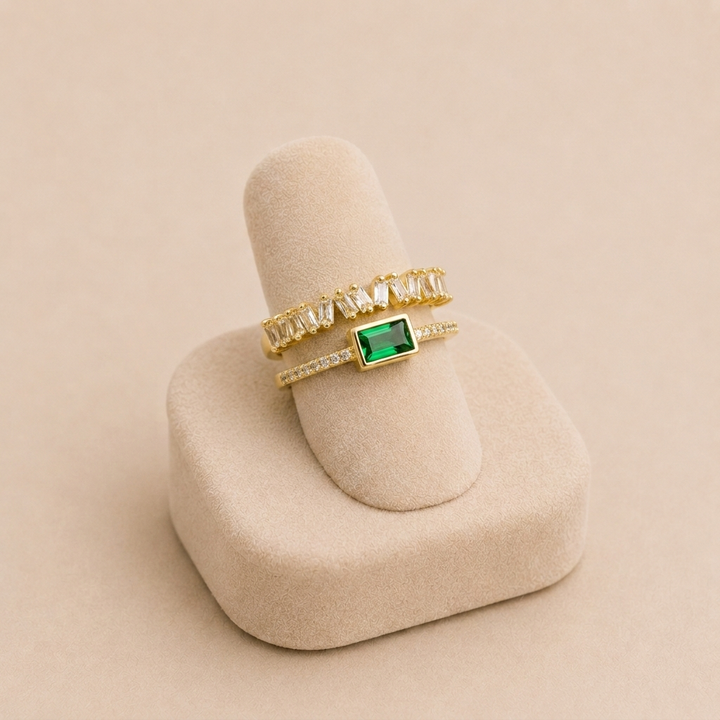 Sabine – Gold ring with emerald green details.