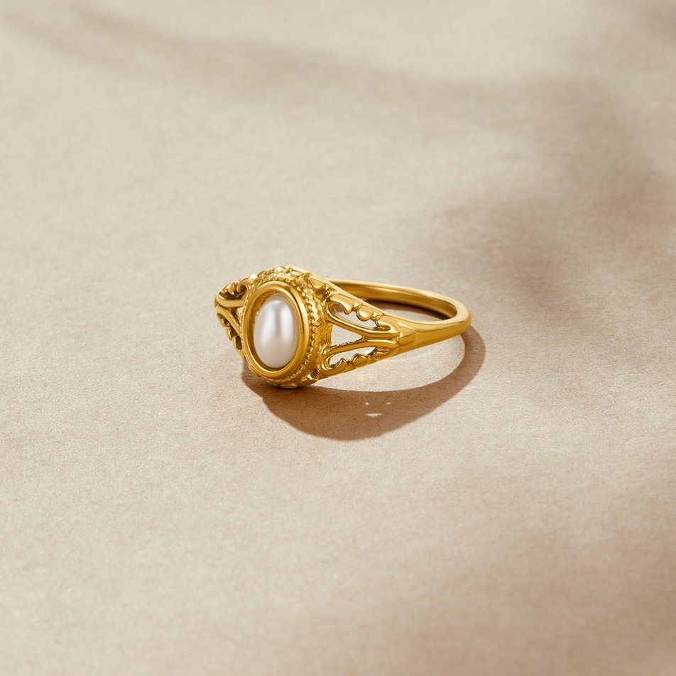 Nora – Gold ring with a curved line
