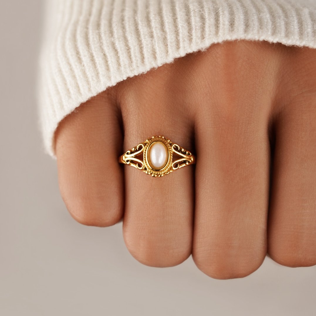 Nora – Gold ring with a curved line