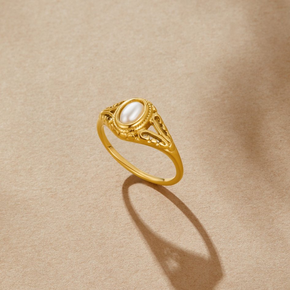 Nora – Gold ring with a curved line