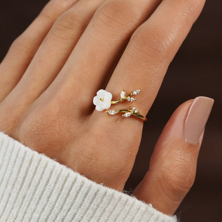 Miriam – Gold ring with white floral decoration.